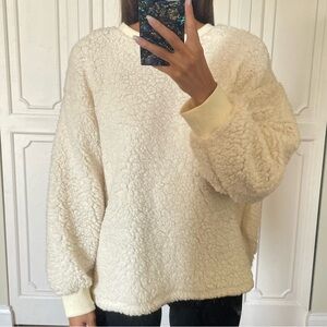 Vestique Fuzzy Oversized Sweater